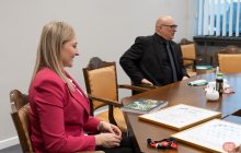 Wręczenie statuetki na ręce Władz Uczelni za AMP